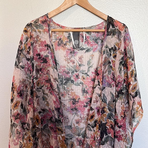 Vince Camuto Cover - Picture 3 of 6